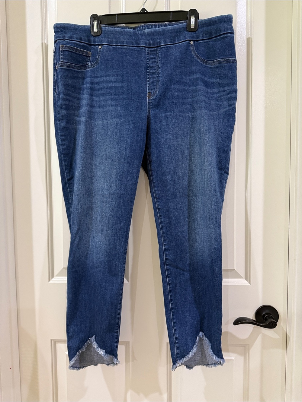 Chico's Dark Blue Stretch Jegging Ankle Jeans with Frayed V-Hem